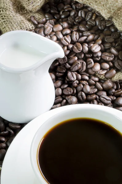 Šálek a podšálek s coffee bean — Stock fotografie