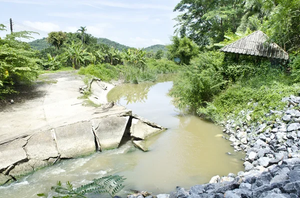 Pont en béton endommagé sur la rivière tropicale — Photo