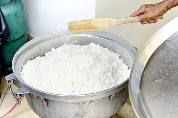 Arroz blanco tailandés sin pulir en olla de arroz prepararse para — Foto de Stock