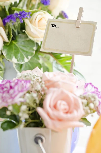 Regalo de flores y tarjeta marrón para el texto —  Fotos de Stock