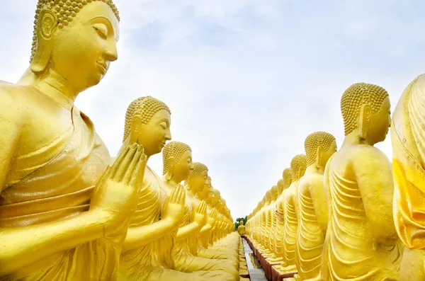 Boeddha status bij tempel, nakhon nayok, thailand — Stockfoto