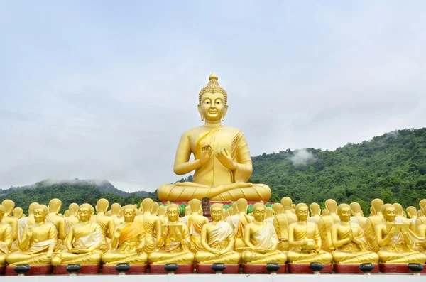 Boeddha status bij tempel, nakhon nayok, thailand — Stockfoto