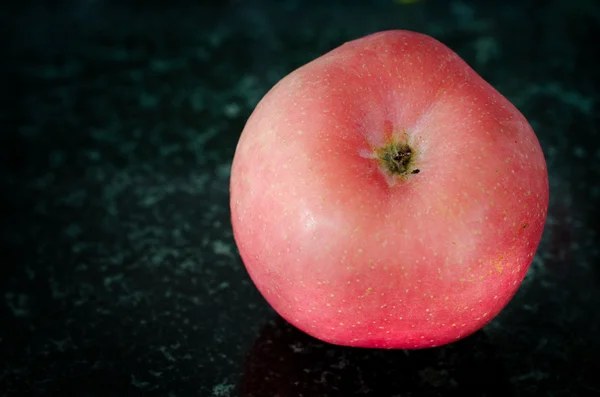Frische Äpfel auf dem schwarzen Marmorboden — Stockfoto