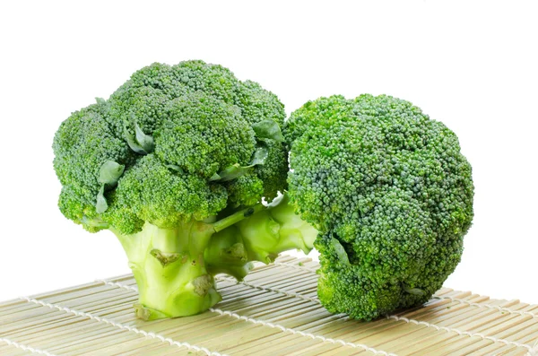 Beyaz arkaplanda brokoli — Stok fotoğraf