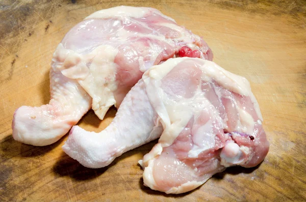 Nogi kurczaka na deski do krojenia — Zdjęcie stockowe