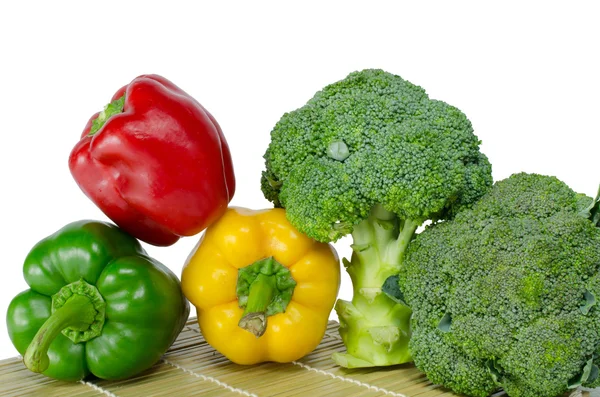 Barevnou paprikou (paprika) a brokolice na bílém pozadí — Stock fotografie