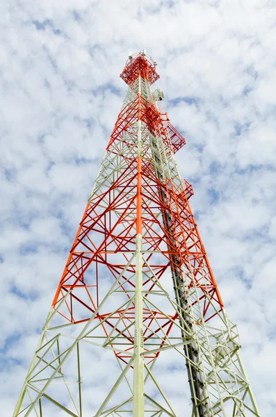 Torre di comunicazione con antenne contro il cielo blu — Foto Stock