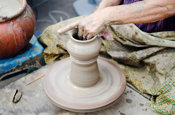 Potier homme mains façonnant artisanat en céramique — Photo