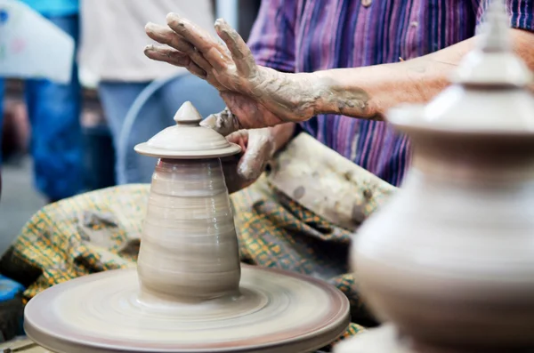 Hombre alfarero manos dando forma a la cerámica artesanal — Foto de Stock