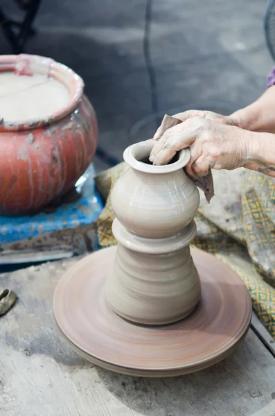 Potier homme mains façonnant artisanat en céramique — Photo