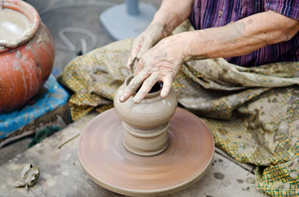 Hombre alfarero manos dando forma a la cerámica artesanal — Foto de Stock