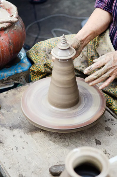 Potier homme mains façonnant artisanat en céramique — Photo