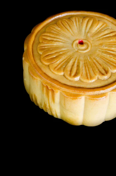 Китайський Mooncake на чорному фоні, китайські слова на м — стокове фото