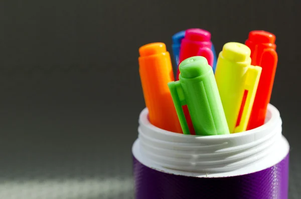 Много разноцветных маркеров ручки — стоковое фото