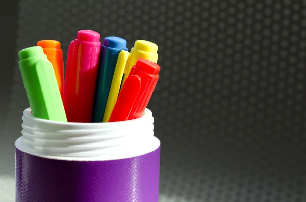 Много разноцветных маркеров ручки — стоковое фото