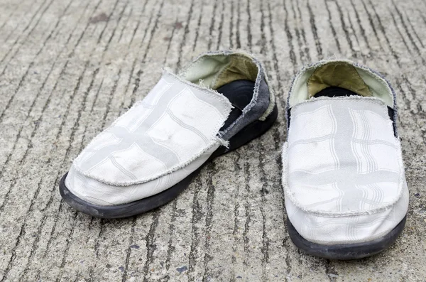 Sapatos velhos no fundo de concreto — Fotografia de Stock