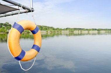 Yalnız turuncu yaşam halka önünde boş tekne rıhtımda bulutlu