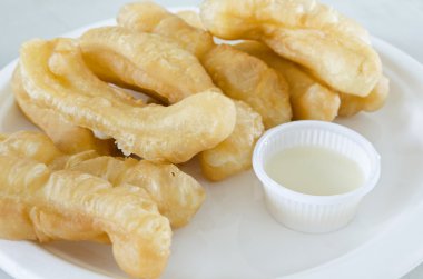 Beyaz plaka üzerinde derin yağda kızartılmış doughstick