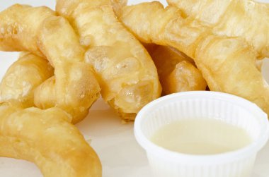 Beyaz plaka üzerinde derin yağda kızartılmış doughstick