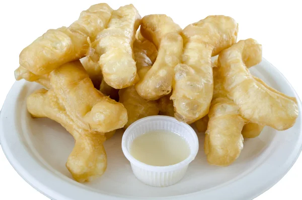 Beyaz plaka üzerinde derin yağda kızartılmış doughstick