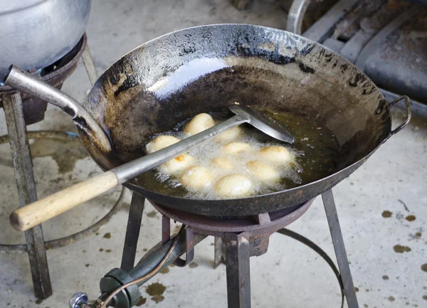 Huevos enteros cocidos y fritos — Foto de Stock