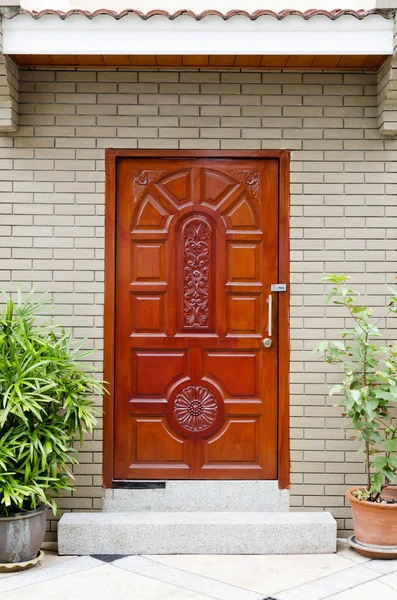 Drewniane drzwi wejściowe — Zdjęcie stockowe