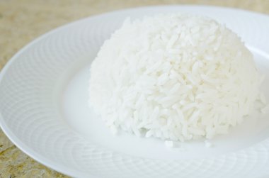 Yasemin pirinç beyaz tabak çatal ile buharda beyaz pirinç