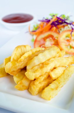 patates kızartması plaka ve ketçap