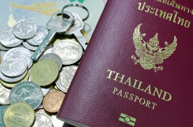 anahtarları ve sikke para Tayland Tayland pasaportu .