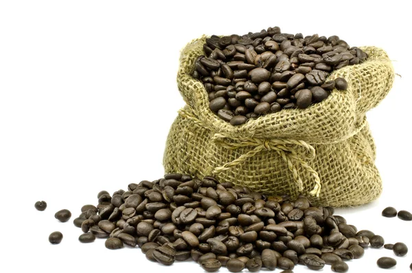 Kaffeebohne in gunny bag mit weißem isoliertem Hintergrund — Stockfoto