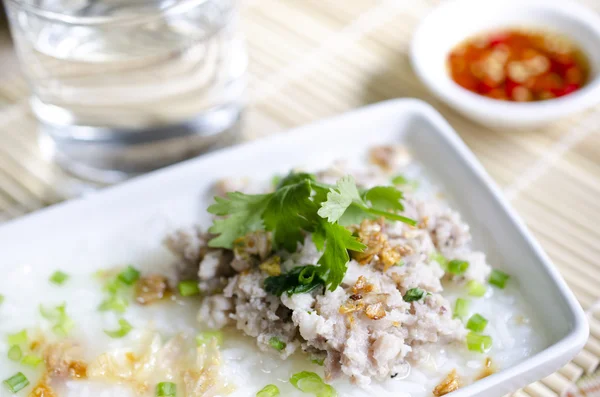 Maiale di riso bollito morbido con bicchiere d'acqua e salsa di pesce — Foto Stock