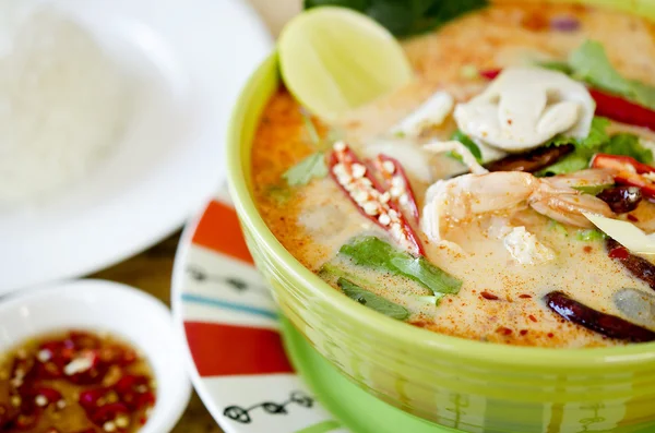 Tom yam kong (thailändische Küche) — Stockfoto