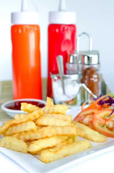 Pommes frites på tallerken og Ketchup – stockfoto