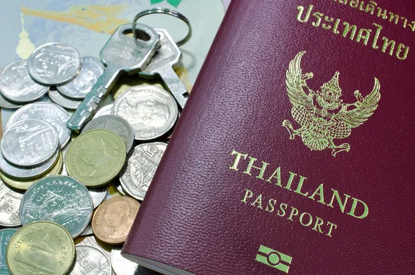 Anahtarları ve sikke para Tayland Tayland pasaportu . — Stok fotoğraf
