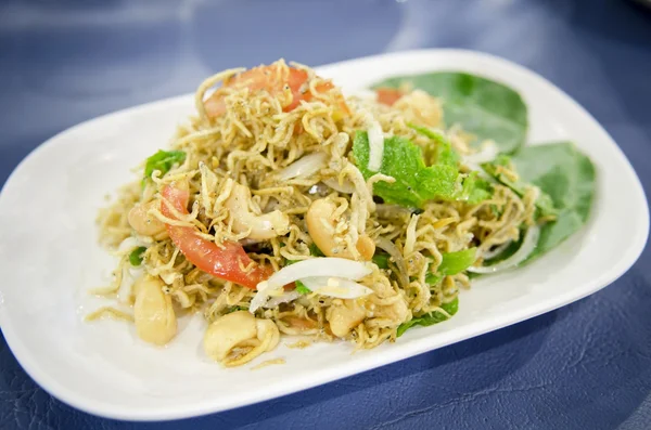 Insalata di pesce piccante, verdure e erbe miste — Foto Stock