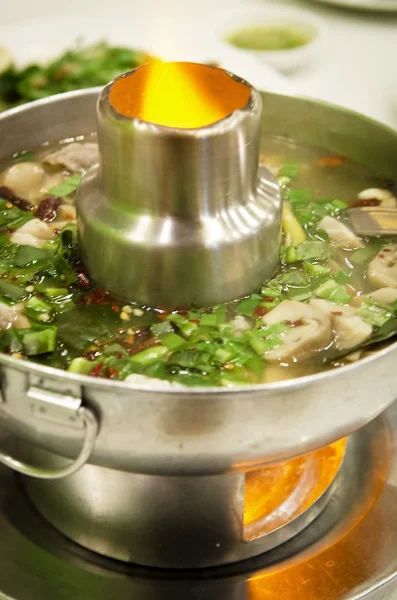 Heiße und saure Suppe und Garnelen in kondensiertem Wasser, thailändische Traditiona — Stockfoto