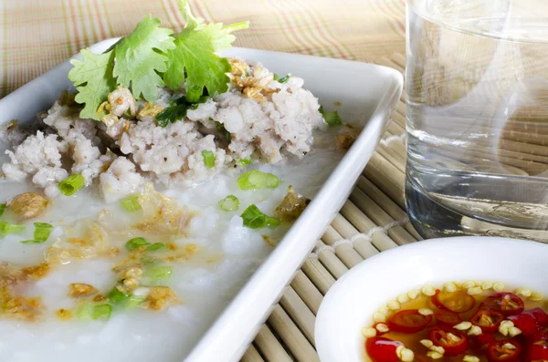 Měkko rýže vepřové s sklenicí vody a rybí omáčky — Stock fotografie