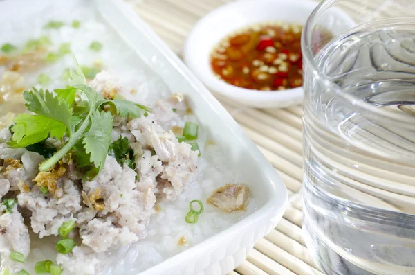 Weich gekochtes Reisschwein mit Glas Wasser und Fischsoße — Stockfoto