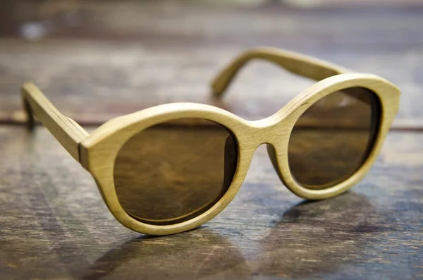 Vintage houten sunglass op hout achtergrond — Stockfoto