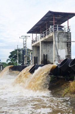 çok fazla su borusu.