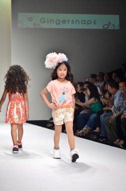 Tayland, bangkok-Ekim 2013: manken GI pist yürür