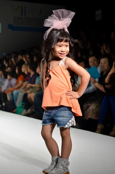 THAILAND, BANGKOK- OCT 2013 : A model walks the runway at the Gi — Stock Photo, Image