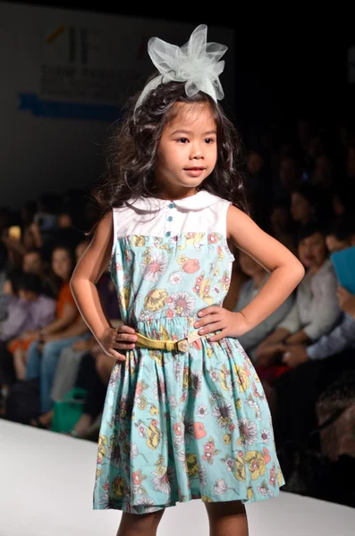 THAILAND, BANGKOK- OCT 2013 : A model walks the runway at the Gi — Stock Photo, Image