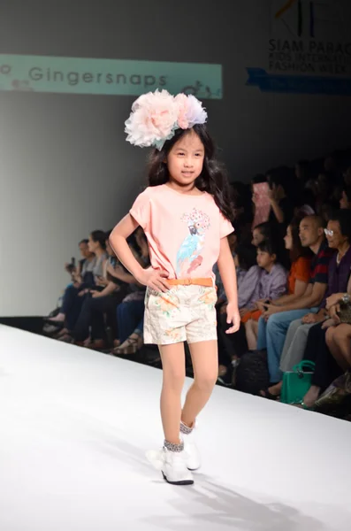 THAILAND, BANGKOK- OCT 2013 : A model walks the runway at the Gi — Stock Photo, Image