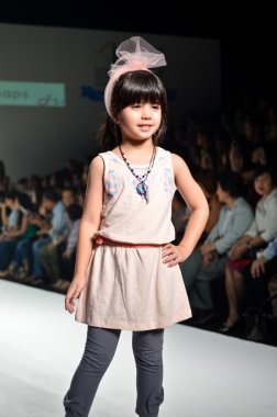 Tayland, bangkok-Ekim 2013: manken GI pist yürür