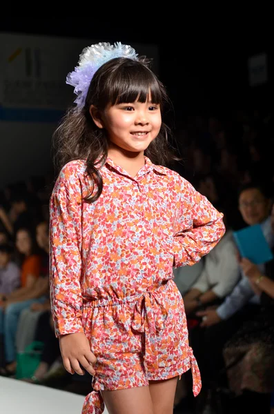 THAILAND, BANGKOK- OCT 2013 : A model walks the runway at the Gi — Stock Photo, Image