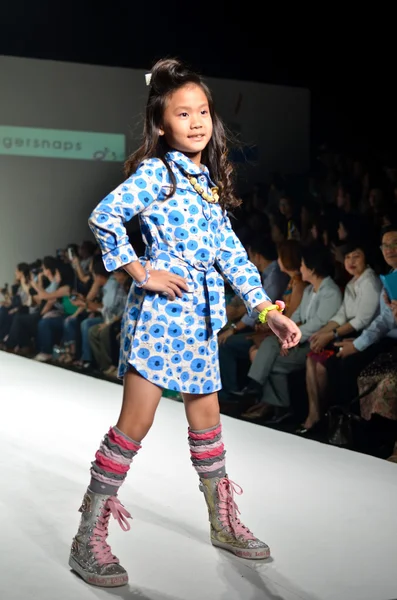 THAILAND, BANGKOK- OCT 2013 : A model walks the runway at the Gi — Stock Photo, Image