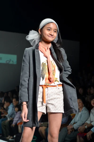 THAILAND, BANGKOK- OCT 2013 : A model walks the runway at the Gi — Stock Photo, Image