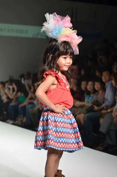 THAILAND, BANGKOK- OCT 2013 : A model walks the runway at the Gi — Stock Photo, Image