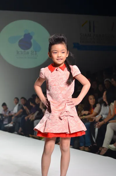 THAILAND, BANGKOK- OCT 2013 : A model walks the runway at the Ki — Stock Photo, Image